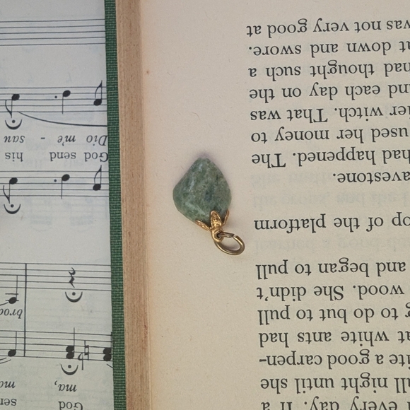 Green and Gold Necklace with Elegant Design - Picture 4 of 6